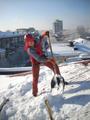 Выполняем работы по очистке кровель от снега и наледи