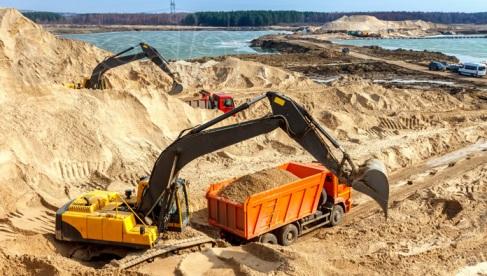 Заказать дешево доставку земли, гравия недорого в Спб и область